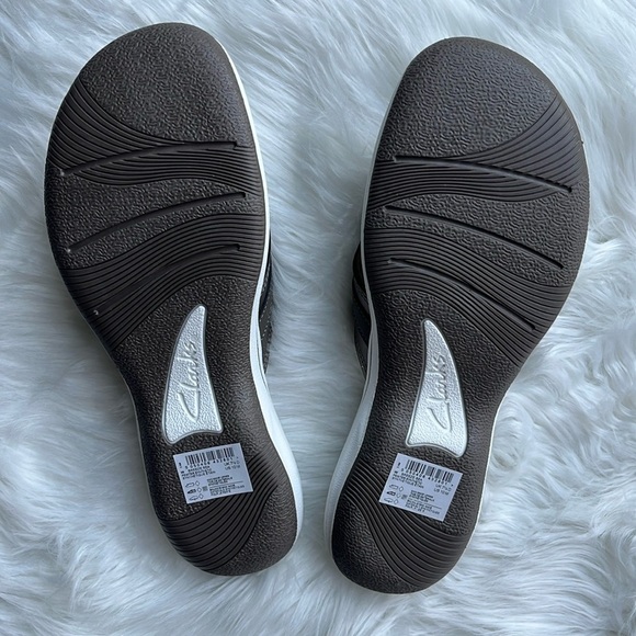 🆕 Clarks Women’s Sandals Cloudsteppers Breeze Sea Flip Flop Pewter Color Size 10 - Picture 4 of 8